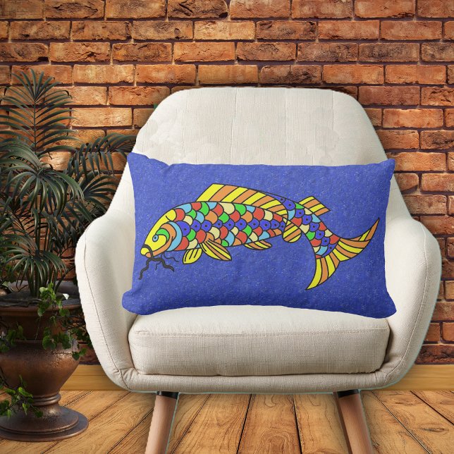 Helle, Abstrakte  Pop Fisch Lendenkissen (Brightly coloured fish with scales in multiple colours on deep vibrant blue home decor pillow.)