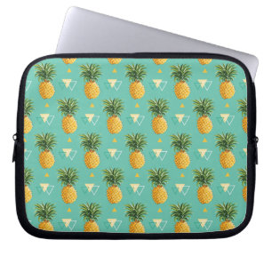 Helle Ananas auf geometrischem Muster Laptopschutzhülle