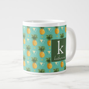 Helle Ananas auf geometrischem Muster  Monogramm Jumbo-Tasse