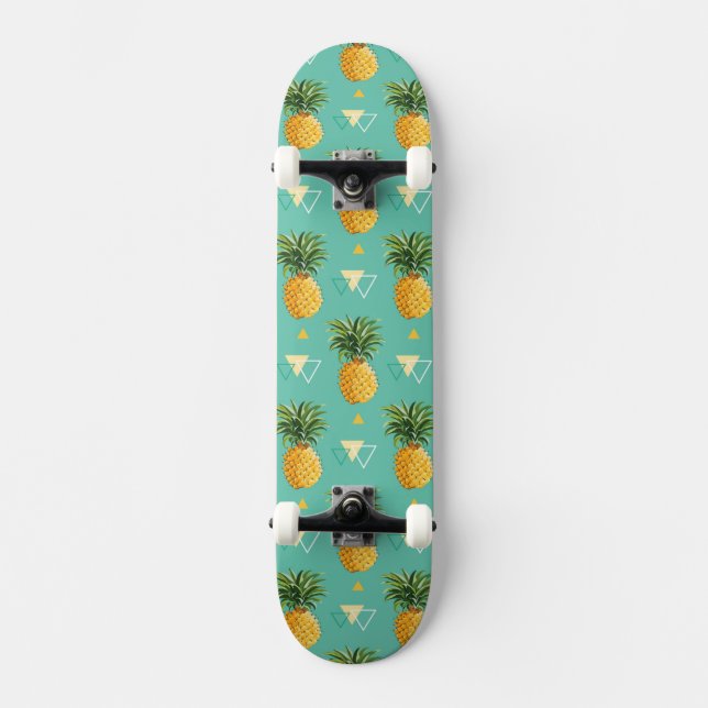 Helle Ananas auf geometrischem Muster Skateboard (Vorderseite)
