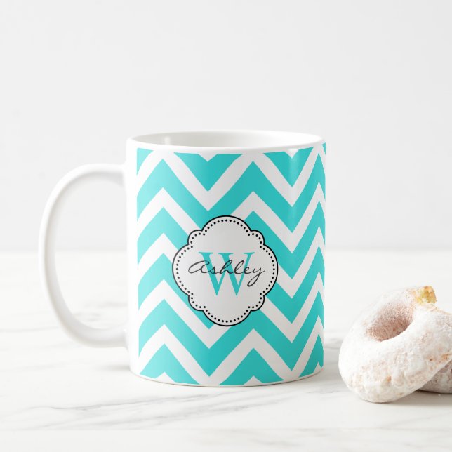 Helle Aquamarine Zickzack Streifen mit Monogramm Tasse (Mit Donut)