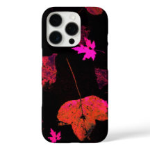 Helle Blätter mit dunklem Hintergrund