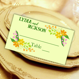 Helle Blume auf blassgelber Hochzeit Platzkarte