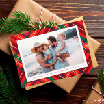 Helle bunt Weihnachten kariert ein Foto<br><div class="desc">Ein fröhliches und fröhliches Weihnachtsfest schafft einen festlichen Hintergrund für Ihren Single horizontales Foto und individuelle Botschaft. Mit seinen rot, grün, gelb und blau karierten Pop ist diese Ferienkarte ideal, um Freunden und Familie zu jubeln. Die Rückseite ist ein passendes Rot und enthält ein Leerzeichen für ein anderes Foto und...</div>