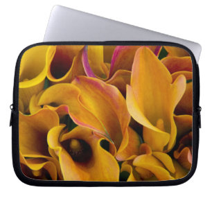 Helle bunte Calla-Lilien auf dem Laptopschutzhülle