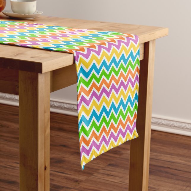 Helle Chevron-Muster Kurzer Tischläufer (Beispiel)