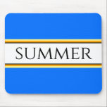 Helle Coole blaue SOMMERstreifen Mousepad<br><div class="desc">Dieses angenehme, warme Wetterdesign besticht durch einen eleganten, modernen, schwarzen Schriftart in einem weitläufigen Streifen in der Mitte, der mit schwarzen, gelben und orangefarbenen Nadelstreifen auf hellblauem Hintergrund hervorgehoben ist. Machen Sie es sich selber: Sowohl die mittlere Stripfarbe als auch die Hintergrundfarbe dieses Designs können durch Editieren des Designs angepasst/geändert...</div>
