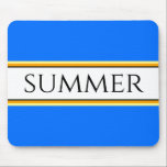 Helle Coole blaue SOMMERstreifen Mousepad<br><div class="desc">Dieses angenehme, warme Wetterdesign besticht durch einen eleganten, modernen, schwarzen Schriftart in einem weitläufigen Streifen in der Mitte, der mit schwarzen, gelben und orangefarbenen Nadelstreifen auf hellblauem Hintergrund hervorgehoben ist. Machen Sie es sich selber: Sowohl die mittlere Stripfarbe als auch die Hintergrundfarbe dieses Designs können durch Editieren des Designs angepasst/geändert...</div>