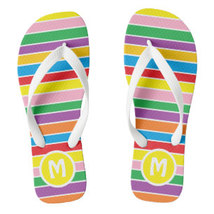 Helle, farbenfrohe, regenbogenfarbene, gestreifte flip flops