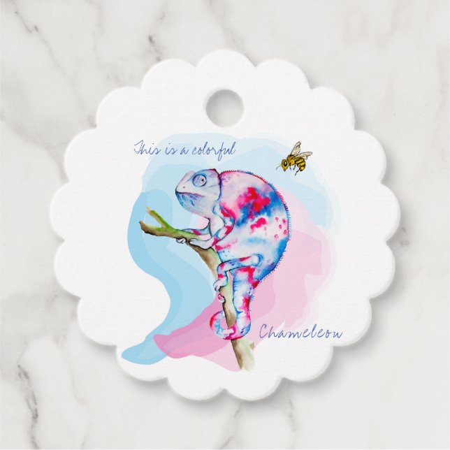 Helle, farbenfrohe Wasserfarbe Chamäleon und Biene Geschenkanhänger (Vorderseite)