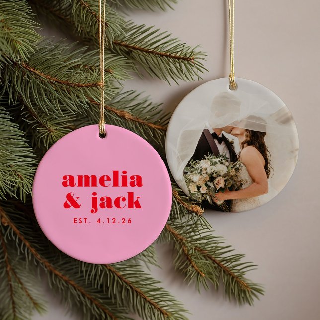 Helle, feine rosa und rote, moderne Monogramm-Hoch Keramik Ornament (This bright bold pink and red photo wedding ornament will add maximalist fun to your tree! )