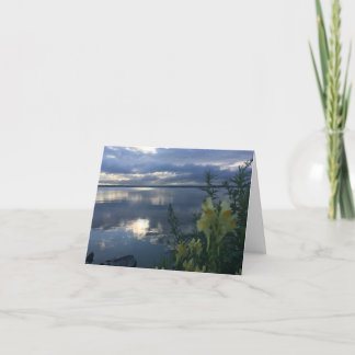 Helle Flecken auf einer bewölkten Tageskarte Karte