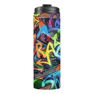 Helle Graffiti, urbanes Grafikdesign. Thermosbecher