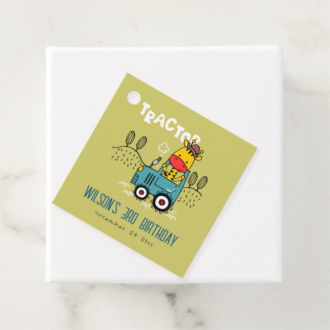 Helle grüne Giraffe in Traktorenjungen zum Geburts Geschenkanhänger (Beispiel)