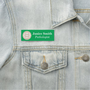 Helle, grüne Markenname-Markierung mit Logo Namensschild