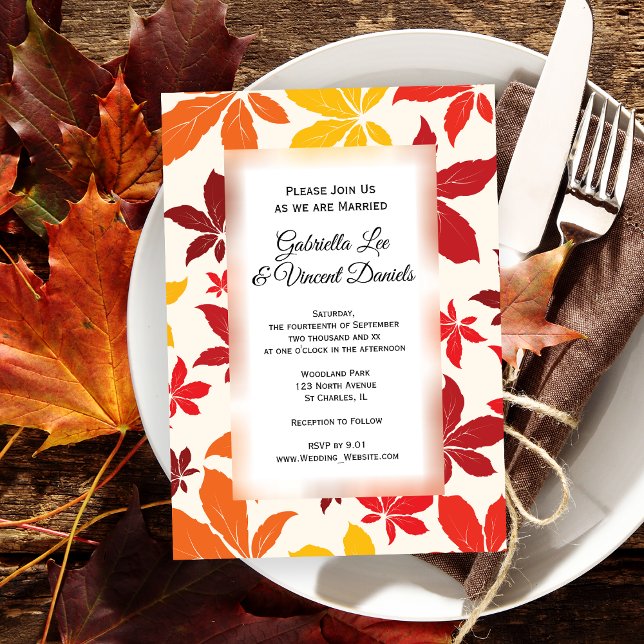 Helle Herbstlaube Hochzeitsfeiern Einladung (Set a warm Autumnal tone for your marriage ceremony with the Bright Fall Leaves Wedding Invitation.)