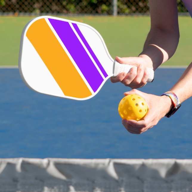 Helle, Lila, fett gelbe Führungsstreifen auf weiß Pickleball Schläger (InSitu)