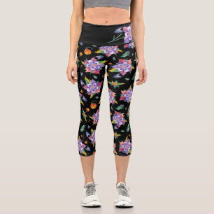 Helle Lila Stilistische Columbine-Blume auf Black Capri Leggings