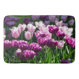 Helle Lila und rosa Tulpen an einem sonnigen Tag Badematte
