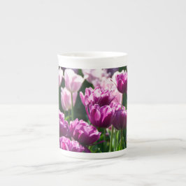 Helle Lila und rosa Tulpen an einem sonnigen Tag Prozellantasse