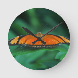Helle Orange und schwarze Schmetterlinge auf der l Runde Wanduhr
