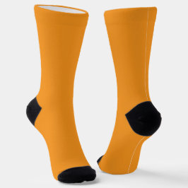 helle orangefarbene Socken mit schwarzen Zehen und