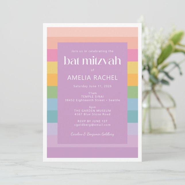 Helle Pastellstreifen Regenbogen Lila Bat Mitzvah Einladung (Stehend Vorderseite)