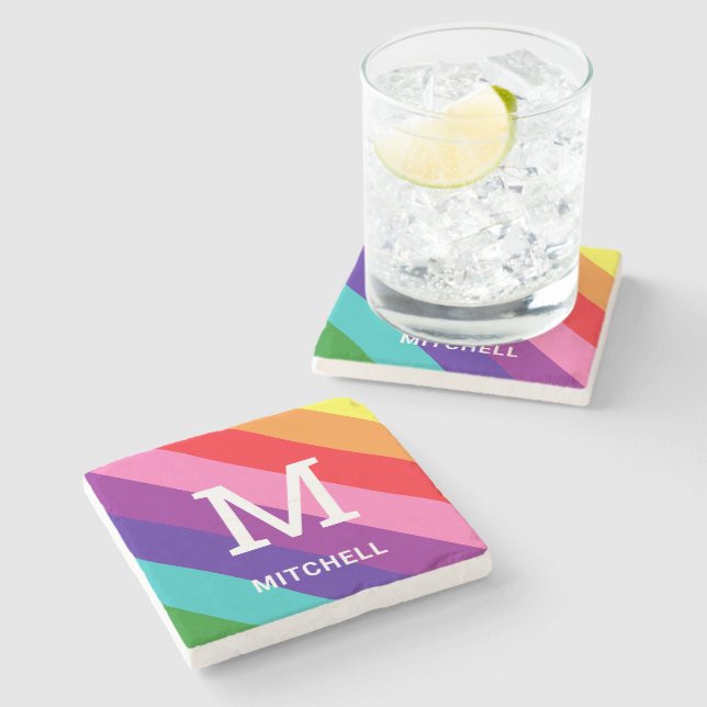 Helle Regenbogen-Monogramm-Familienname Stolz Steinuntersetzer (Seitenansicht)