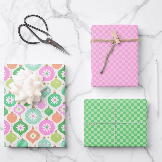 Helle Retro Weihnachtsschmuck & Karos Muster Geschenkpapier Set (Vorderseite)