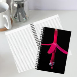 Helle rosa Fuchsienblüte auf Schwarz Notizbuch