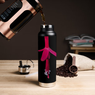 Helle rosa Fuchsienblüte auf Schwarz Trinkflasche