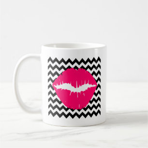 Helle rosa Lippen auf Schwarz-Weiß-Zickzack Kaffeetasse
