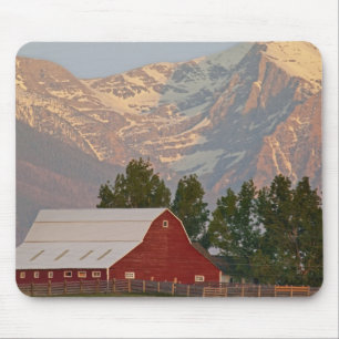 Helle rote Scheune gegen Auftrag-Berge herein Mousepad