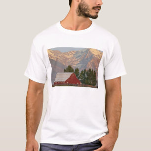 Helle rote Scheune vor den Mission Mountains in T-Shirt