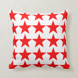 Helle rote Sternchen-Vereinbarung auf Weiß Kissen