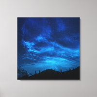 HELLE STERNE IN EINEM DUNKEN UND BLAUEN HIMMEL