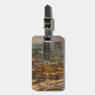 Helle Streifen von den Autos nachts Gepäckanhänger