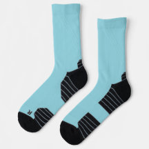 helle Türkis-Socken mit schwarzen Absätzen und Zeh