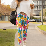Helle und fette Hippie-Blume Retro Floral Leggings<br><div class="desc">Fügen Sie Ihrem Outfit eine helle Touch mit diesen gemusterten Leggings hinzu. Sie haben einen Retrostil mit großen überlappenden Hippie-Blume in hellgelb,  blau und magentafrosa. Die handgezeichneten Grafiken sind so konzipiert,  dass sie den klassischen Risograph-Druck nachahmen</div>