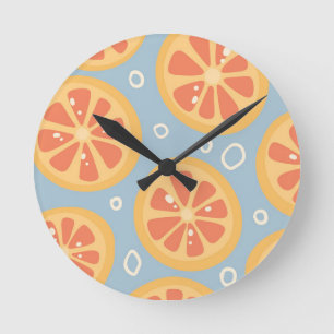 Helle und kühne Orangenscheiben auf Blau Runde Wanduhr