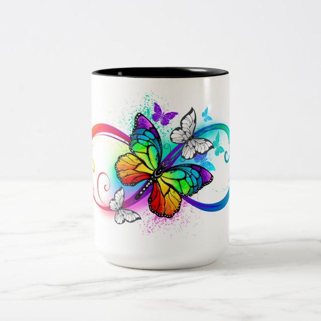 Helle Unendlichkeit mit Regenbogenschmetterling Zweifarbige Tasse (Mittel)