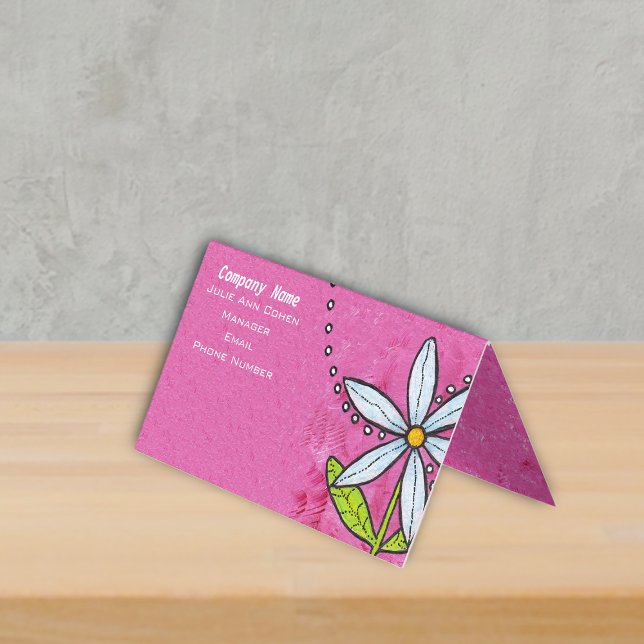 Helle, weiße, dunkelgrüne Blätter auf rosa Punkte Visitenkarten (Whimsical daisy flower with leaves on bright pink standing business card.)