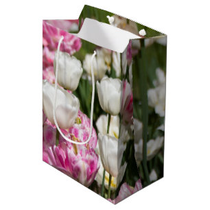 Helle weiße und rosa Tulpen an einem sonnigen Tag  Mittlere Geschenktüte