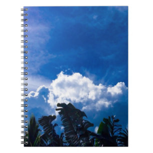 Heller blauer Himmel mit Wolken Notizblock