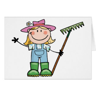 Heller blonder Gärtner mit rosa Hut