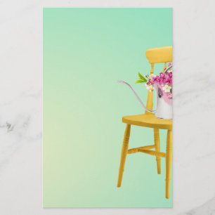 Heller gelber Stuhl mit Bewässerungs-Dose Blumen Briefpapier