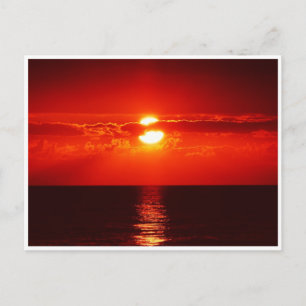 Heller roter Sonnenuntergang über der Ozean-Postka Postkarte
