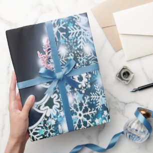 Heller Weihnachtsbaum, weiße Schneeflocken, Blaue Geschenkpapier