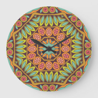 Helles abstraktes Blumendesign. Große Wanduhr