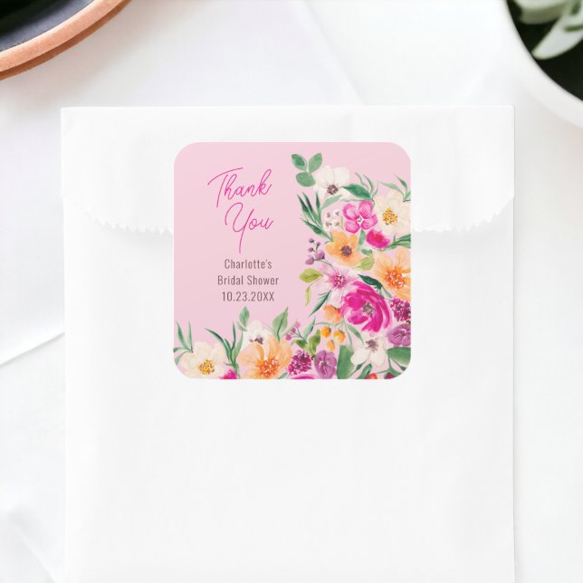 Helles, fett formatiertes Brautparty von Blume Quadratischer Aufkleber (Bright bold wild flowers script bridal shower square sticker on pastel pink)